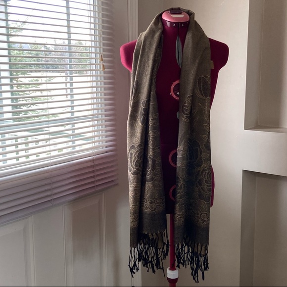 Pashmina tan floral print large scarf, 70% pashmina 30% silk. Used condition. - Picture 6 of 7